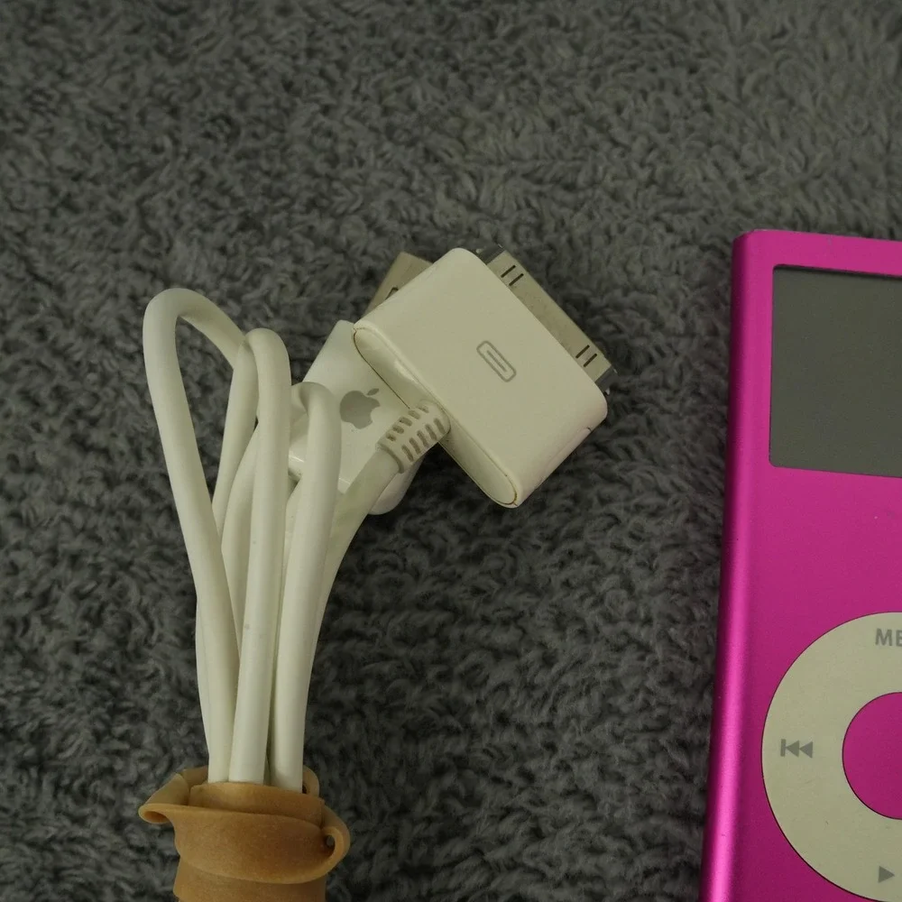 Apple iPod Nano 2nd Gen 4GB Pink A1199 MA489LL Digital Media Player Bundle